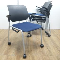 【4脚セット！！】イトーキ製　ステンザ　インディゴブルーxブラックのツートンカラー　キャスター　積重ねタイプ　スタッキングチェア！！