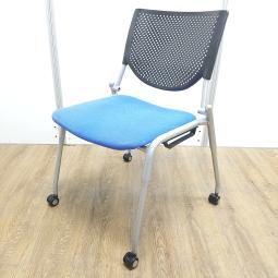 【座面使用感あり】オカムラ製　プロスタック　プレーンタイプ　背面樹脂メッシュ　ブルー(座面)×ブラック(背メッシュ)　コンパクトに積み重ねて収納　スタッキングチェア！！