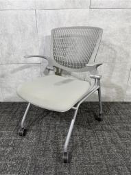 【スリット構造のシェルがワーカーを軽やかに受け止める!】■オカムラ(okamura)製 グラータ (Grata)シリーズ 肘付 ミーティングチェア ネスティングチェア 会議 来客 休憩 キャスター付 グレー 福岡 九州最大級《オフィスバスターズ福岡博多店は、福岡を拠点として、日本全国へ中古オフィス用品・オフィス家具を提供しております》