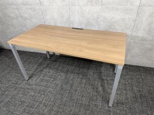 【博】【フリーアドレスデスクとして・ミーティングテーブルとして色々な用途に使用できるデスク！】コクヨ　デルフィシリーズ　テーブル　平机　配線　ナチュラル　博多　九州最大級　《オフィスバスターズ福岡博多店は、福岡を拠点として、日本全国へ中古オフィス用品・オフィス家具を提供しております》※サテライトは商談スペースのみの為、在庫は福岡の在庫を掲載しております。商品につきましてはお電話にてお問い合わせください※