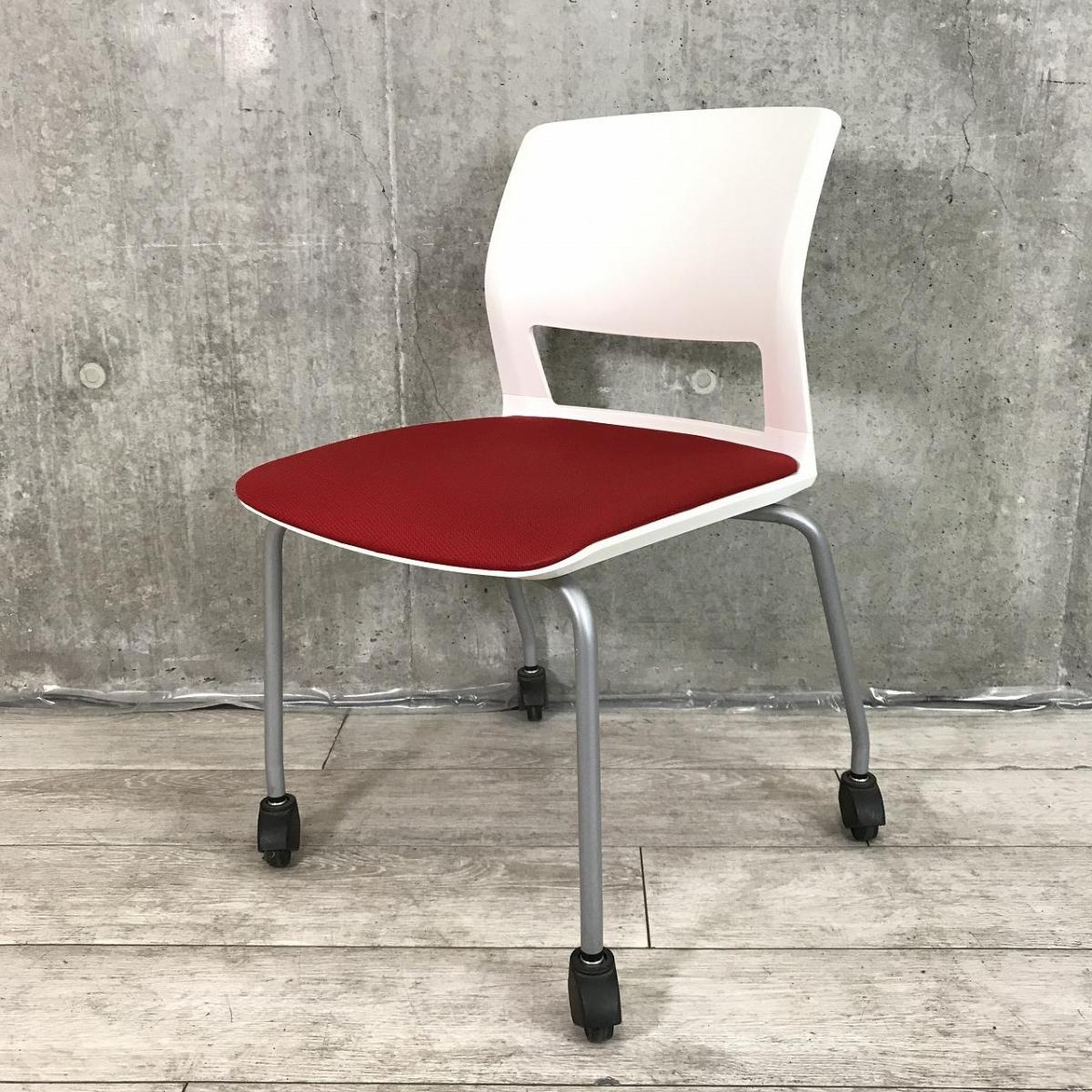 【しっかりクッションで座りやすい！】■コクヨ製　スタッキングチェア　座：レッド　背：ホワイト　■フローリングでも使いやすい！ゴムキャスタータイプ！
                        160シリーズ
                                    中古
            