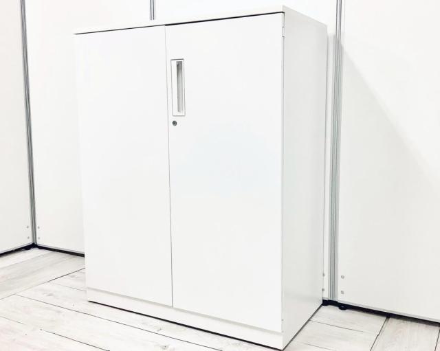 【収納物がひとめで分かる両開き戸タイプ！】■コクヨ（KOKUYO）製　エディア（EDIA）シリーズ　両開き書庫　ローキャビネット　H1130㎜　■天板・ベース付　■ホワイト　■シリンダー錠 【弊社使用欄：A01036132】【ID】