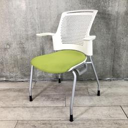 【4脚限定】背のカーブ形状が腰部をしっかりとサポート！軽やかなミーティング空間を演出！
■プラス/チェダーC/リーフグリーン