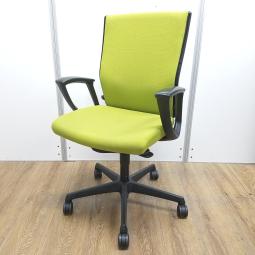 【スタンダードクラスで人気上位の快適チェア！】■オカムラ製　エスクードチェア　肘付　イエローグリーン　■長時間のデスクワークにもオススメ！人間工学に基づいた確かな座り心地！【OKAMURA　ESCUDO】