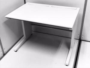 【人気！ホワイト天板の平デスク！コンパクトなW1000㎜サイズ！起業・移転・増員にもオススメ！】■コクヨ(KOKUYO)製　アイエス（iS）シリーズ　平机　(W1000×D700×H720)　引き出し無　■ホワイト　■配線口付