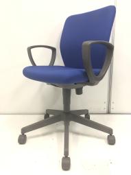 【姿勢に合わせて身体を支えてくれるコスパの良いローコストチェア！シンプルで使いやすい！】■コクヨ（KOKUYO）製　チェロ（CELLO）チェア　肘付ローバック　■スカイブルー×グレーシェル　■サークル肘