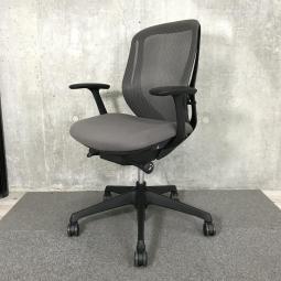 【前傾チルト機能付き】【オカムラ製品で最も人気を集める高機能メッシュチェア！】■オカムラ（okamura）製　シルフィ（Sylphy）チェア　肘付き　ローバック　背面メッシュ　■固定肘　■ミディアムグレー × ブラックシェル