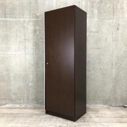 【時代にマッチした木目カラー！重厚感溢れる役員向けロッカー！】【社長室・応接室に】■イトーキ（ITOKI）製　X19シリーズ　役員向けロッカー　ワードローブ　■W600×D450×H1800㎜　■シリンダー錠　■木目ブラウン