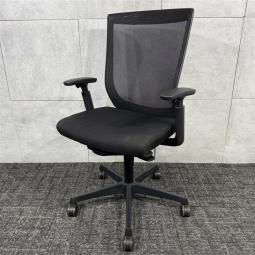 【オカムラ製人気チェアのメッシュタイプ☆】　オカムラ　エスクード　メッシュ　ブラック　可動肘　メッシュチェア　回転椅子　事務椅子　オフィスチェア　福岡　中古　オフィス家具　九州最大級《オフィスバスターズ福岡博多店は、福岡を拠点として、日本全国へ中古オフィス用品・オフィス家具を提供しております》