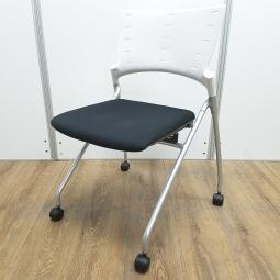 【T11】【商品入替のため、店頭在庫限り】イトーキ製　マノス　ホワイト×ブラックのツートンカラー　キャスター付　平衡収納　ネスティングチェア！！