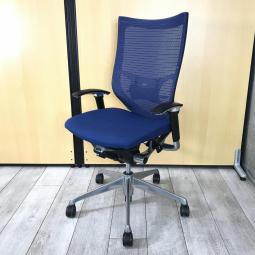 【人間工学に基づいた快適設計で身体にやさしくフィット！】■オカムラ（okamura）製　バロンチェア　肘付き　ハイバック　■背面メッシュ　■可動肘（ハード）/ランバー付　■ミディアムブルー×ブラックシェル【ベストなポジションが得られる先進設計！】【弊社使用欄：A01017133 K】