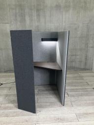 【右開口】【ワーカーの集中を高める省スペースなワークブース！高さ1520mmタイプ】■オカムラ(okamura)製　ドレープシリーズ（drape） 　テトラタイプ　1人用ブース 　ソロワークブース（W1000/D1000/H1520）　■色： ダークグレー（内側ライトグレー）　■ライトつき【ABW商材】【関東倉庫在庫品】【弊社使用欄：A01040673】