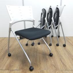 【4脚セット！！】イトーキ製　マノス　ホワイト×ブラックのツートンカラー　キャスター付　平衡収納　ネスティングチェア！！