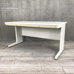 【ワークスペース広々！幅1400㎜のホワイトカラーの平机！】■オカムラ（okamura）製　 ヴィラージュ（VILLAGE）デスク　平机　引き出し付き　W1400×D700㎜　■ホワイト　※日焼け有