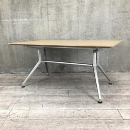 【会議や打ち合わせにオススメの人気ミーティングテーブル！シンプルなデザインで様々な空間にフィットする定番商品！】
■イトーキ/DDシリーズ/天板：木目ナチュラル / 脚 シルバー　ミーティングテーブル　会議用　W1500×D900㎜