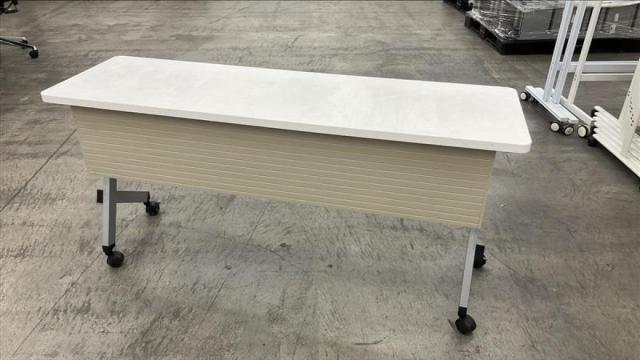 ホワイト樹脂テーブル3台/中古/安定感抜群 ホワイト樹脂テーブル3台/中古/安定感抜群 ホワイト樹脂テーブル3台