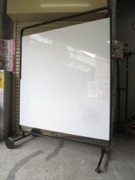 【コレは便利！空間の間仕切りとしても活用できます！】■コクヨ製　モビーボシリーズ　上下昇降ホワイトボード　縦スライド式　W1430mm　■自立式　両面タイプ　キャスター付【KOKUYO　ＭOBI-bo】