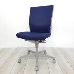 【博】【人気チェア！肘無仕様でタイトにゆったり座れます！】オカムラ　エスクード　肘無　ハイバック　ネイビーブルー　グレーシェル　人気　中古　福岡　九州最大級《オフィスバスターズ福岡博多店は、福岡を拠点として、日本全国へ中古オフィス用品・オフィス家具を提供しております》※サテライトは商談スペースのみの為、在庫は福岡の在庫を掲載しております。商品につきましてはお電話にてお問い合わせください※