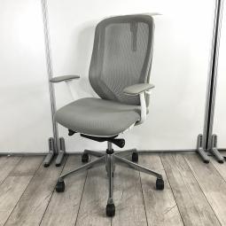 【前傾機能チェアの代名詞！】大人気シルフィーチェアが入荷！クッション性・機能性・デザイン性ともにGood！
■オカムラ/シルフィー メッシュ/ライトグレー