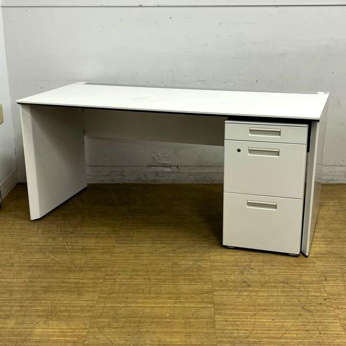 【在庫入替セール】片袖机（平机・片面フリーアドレスデスク＋3段ワゴン）　コクヨ　ワークヴィスタ　ホワイト　広々のW1600サイズ　足もとを隠すパネル脚　ワゴンはカギ1本付属
                        ワークヴィスタ
                                    中古
            