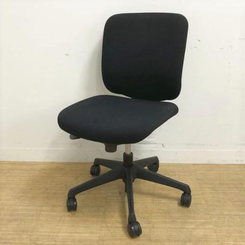 【ロット入荷】オカムラ　CG-R　肘無しローバックモデル　ブラックで統一された使う場所を選ばないカラーリング　オフィスに馴染みやすいスタンダードチェア