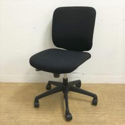 【ロット入荷】オカムラ CG-R 肘無しローバックモデル ブラックで統一された使う場所を選ばないカラーリング オフィスに馴染みやすいスタンダードチェア