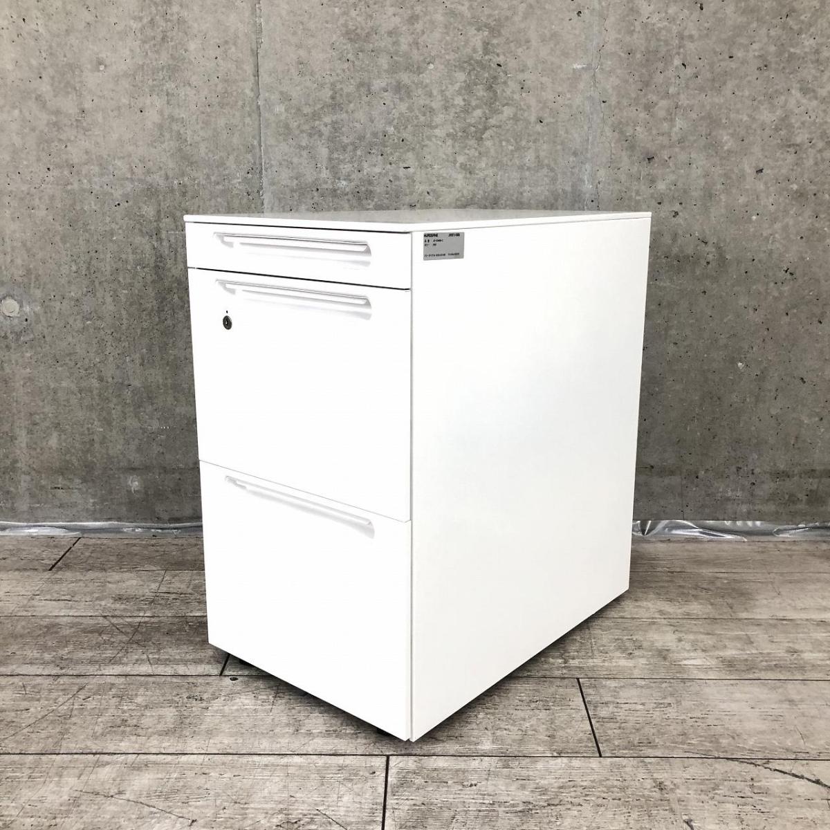 【フリーアドレスデスクや平机のお供に！】■クロガネ（KUROGANE）製　FUワゴン　3段ワゴン　フリアド用ワゴン　H650㎜　■シリンダー錠　■ホワイト 【収納力抜群で使いやすい3段ワゴン！】【2510】弊社使用欄【A01042968】
                        その他シリーズ
                                    中古
            