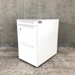 【フリーアドレスデスクや平机のお供に！】■クロガネ（KUROGANE）製　FUワゴン　3段ワゴン　フリアド用ワゴン　H650㎜　■シリンダー錠　■ホワイト 【収納力抜群で使いやすい3段ワゴン！】【2510】弊社使用欄【A01042968】