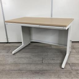 【幅1100㎜タイプでコンパクト!ワイヤリング機能が充実のナチュラル天板の平机!】■オカムラ(okamura) アドバンスシリーズ(ADVANCE) 平机 引き出し付き W1100㎜ ■天板:ナチュラル / 本体:ホワイト