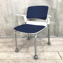 【関東倉庫在庫品】【ミーティング用に最適のキャスター付き！】■ウチダ（UCHIDA）製　MF-180シリーズ　スタッキングチェア　固定肘付き　■キャスター脚　■ブルー【弊社使用欄：A00998784】【ECBMC】