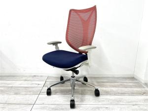 【来店限定キャンペーン】【定価約17万円】【クッション性抜群！長時間のデスクワークにおすすめ！】■オカムラ/サブリナ　■背もたれレッド/座面ブルー/フレームホワイトの珍しいトリコロールカラー！■可動肘　背もたれメッシュ■前傾チルト機能付き