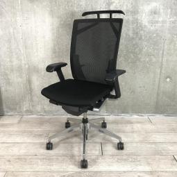 【在庫入替セール品！】【シャープかつシンプルなデザイン！大きな背面が体にフィット！通気性がよく長時間でも快適な高級チェア！】
■イトーキ (ITOKI)　ヴェント (Vento)チェア　肘付きハイバック　■可動肘　■ハンガー/ランバー付き　■ブラック　※肘可動がゆるくなっているため特価！【AD】