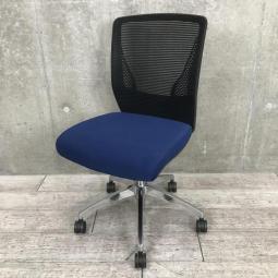 【在庫入替セール品】【メッシュ仕様でこの価格！お手頃で使い勝手の良い人気ローコストチェアが入荷！】■オカムラ（okamura）　ビラージュ(Village)チェア　肘無し　ローバック　■VCM1　■背面メッシュ：ブラック　座面クロス：ブルー 【弊社使用欄：A01011435 】【SN】
