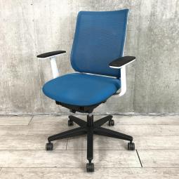 【テレワークにも最適！快適な座り心地と充実機能！】■コクヨ（KOKUYO）製　ミトラ（Mitra）チェア　肘付き　ローバック　背面メッシュ　■プルシアンブルー ×ホワイトシェル