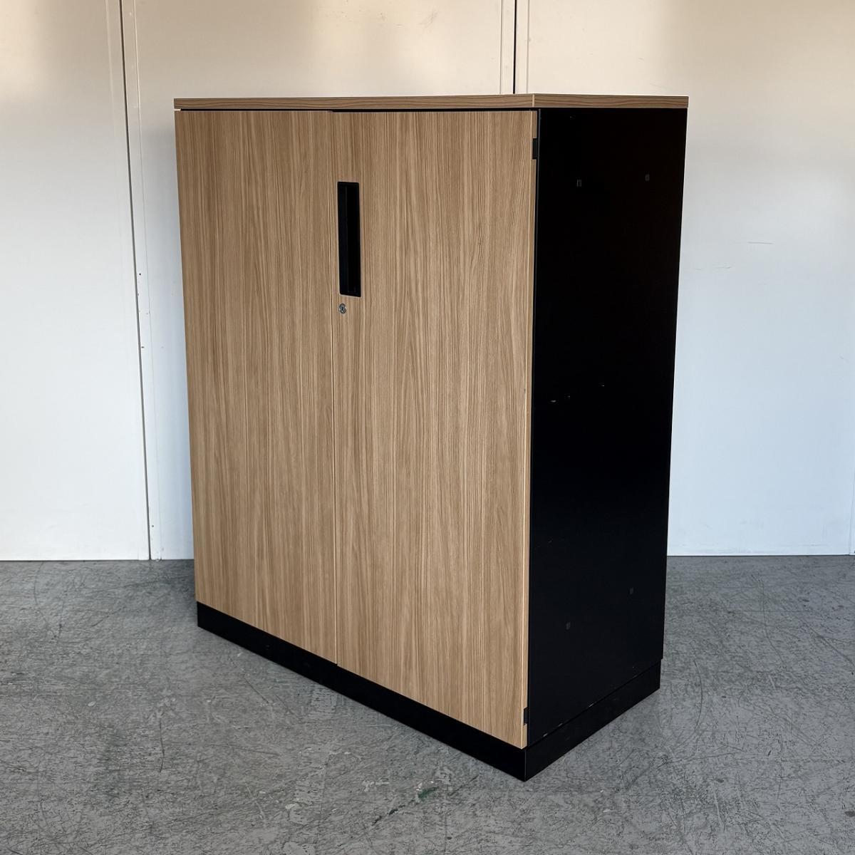 【2台限定】【収納物がひとめで分かる両開き戸タイプ！大型引き戸で開閉ラクラク】■コクヨ製　エディアシリーズ　両開き書庫　ローキャビネット　■シリンダー錠　■前面：木目調ナチュラル　側面：ブラック　■天板付き　オフィスバスターズ　梅田本店
                        エディア
                                    中古
            