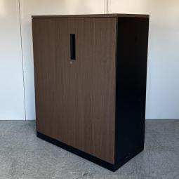 【2台限定】【収納物がひとめで分かる両開き戸タイプ！大型引き戸で開閉ラクラク】■コクヨ製　エディアシリーズ　両開き書庫　ローキャビネット　■シリンダー錠　■前面：木目調ブラウン　側面：ブラック　■天板付き　オフィスバスターズ　梅田本店