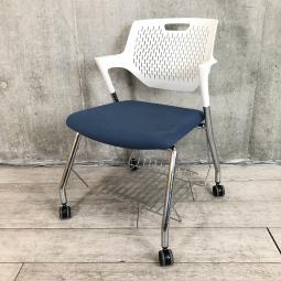 【関東倉庫在庫品】【荷物棚付で便利！アクティブなコミュニケーションをサポートするミーティングチェア！】■オカムラ（okamura）製　パート（Part）シリーズ　ミーティングチェア　肘付き　■荷物棚付き　キャスター付　■背面樹脂メッシュ：ホワイト /座面：ブルー 【弊社使用欄：A00999284】【ECBMC】