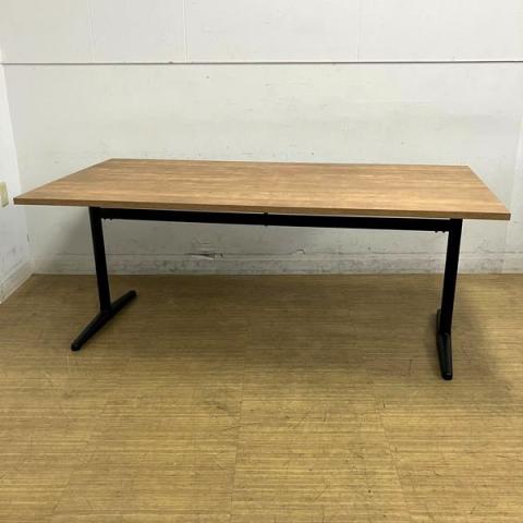 .イトーキ　ノットワーク　カフェテーブル（ミーティングテーブル）天板：トリニティオーク　脚：ブラック　4～6名で使用可能　カフェスペース・リフレッシュスペースに是非