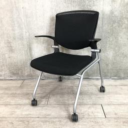 【関東倉庫在庫品】【スリット構造のシェルがワーカーを軽やかに受け止める！】■オカムラ（okamura）製　グラータ（Grata）チェア　ネスティングチェア　ミーテイングチェア　■固定肘付き　■背パッド付き　■キャスター付き　■ブラック【弊社使用欄：A01002409】【ECBMC】