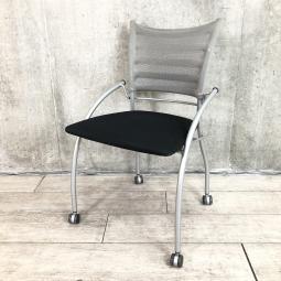 【関東倉庫在庫品】【使いやすさがデザインに現れる！軽快に移動・すっきり収納！】イトーキ（ITOKI）　プリエ2（plier2）　ネスティングチェア　■背面メッシュ　キャスター付き　■背面グレー×座面ブラック【弊社使用欄：A00999298】【ECBMC】