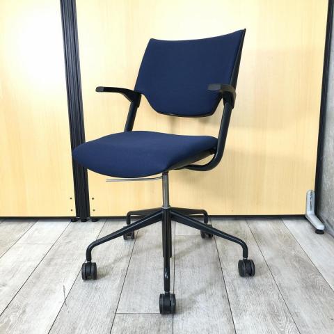 【肉厚クッションで座り心地抜群！肘付きのミーティングチェア！】■イトーキ（ITOKI）製　レクシブシリーズ　ミーティングチェア　■固定肘　クロスバックタイプ　■回転脚/ 5本脚タイプ/ キャスター付き　■ネイビーブルー【会議室や急な研修などにおすすめ！】【K11】