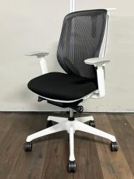 【三次元曲面が身体にフィット！前傾チルト機能付き大人気メッシュチェア！】■オカムラ（okamura）製　シルフィーチェア（Sylphy）　肘付きハイバック　■背面メッシュ　■可動肘　■ブラック×ホワイトシェル　■コートハンガー付き