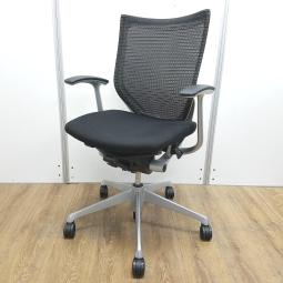 ★オカムラ製 バロン ブラック ホワイトフレーム デザインアーム※固定肘 背面メッシュ 肘付き ローバック シルバー脚 ワーカーの姿勢をサポート! 人間工学に基づいた快適設計! 肘付きローバックチェア!!