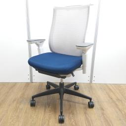 コクヨ製　ベゼル　肘付き　座面ブルーｘ背面グレー　可動肘　背面メッシュ　ハイバック　モデレートタイプ　樹脂ブラック脚 　ハンガー付　前傾から後傾まで様々な姿勢をサポート！　ワンランク上の座り心地！　肘付きハイバックチェア！！