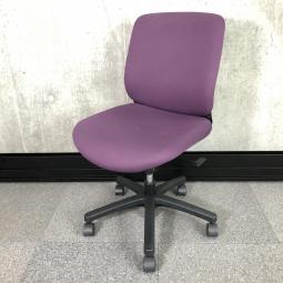 【在庫入替セール品】イトーキ　トルテR　パープル×ブラックフレーム　肘なしローバック　コンパクトなサイズ感で女性にもおすすめ【弊社使用欄：A01006773 K】