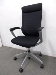 【姿勢の変化をサポート！操作レスで体格にマッチする定番チェア】■イトーキ（ITOKI）製　エピオスチェア（epios）　肘付き　エクストラハイバック　背面メッシュ　■固定肘・ヘッドレスト付　■ブラック