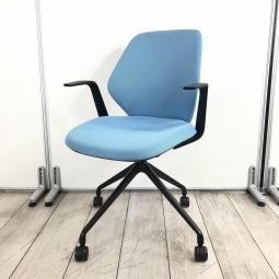 【4脚のセット販売限定※1脚での販売はしておりません】セット価格￥22,000-（税抜）【オフィスに新しい風を吹き込むライトタスクチェア！】【腰回りをしっかりサポート！】■イトーキ製（ITOKI）製　キュアチェア（QuA）　肘付き　ミーティングチェア　■背面クロスバックタイプ　4本脚　キャスター付き　■固定肘　■スカイブルー×ブラックシェル〈岐阜・愛知・三重・静岡・福井〉