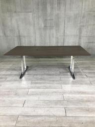 【2023年製！！】【スタイリッシュなデザイン！打ち合わせや応接などにピッタリ！】■オカムラ（okamura）製　ティースキル（T-skill）シリーズ　幅2100㎜×奥行1500mm　■配線カバー付　■木目ブラウン