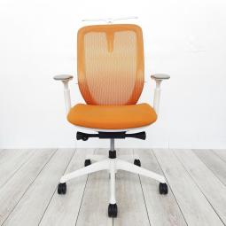 【在庫入替セール品！】【背のカーブを変えられる新感覚のオフィスシーティング！】■オカムラ　シルフィーチェア　可動肘付　オレンジ　ハンガー付　ホワイトフレーム　 ■新感覚のオフィスシーティング！【Okamrua　Sylphy】