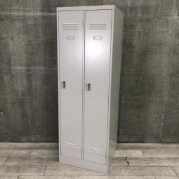 人気商品が入荷！スペースにフィットしやすく実は人気が高い2人用ロッカー！シリンダー錠でセキュリティ面も安心！
■イトーキ/J型/ホワイトグレー